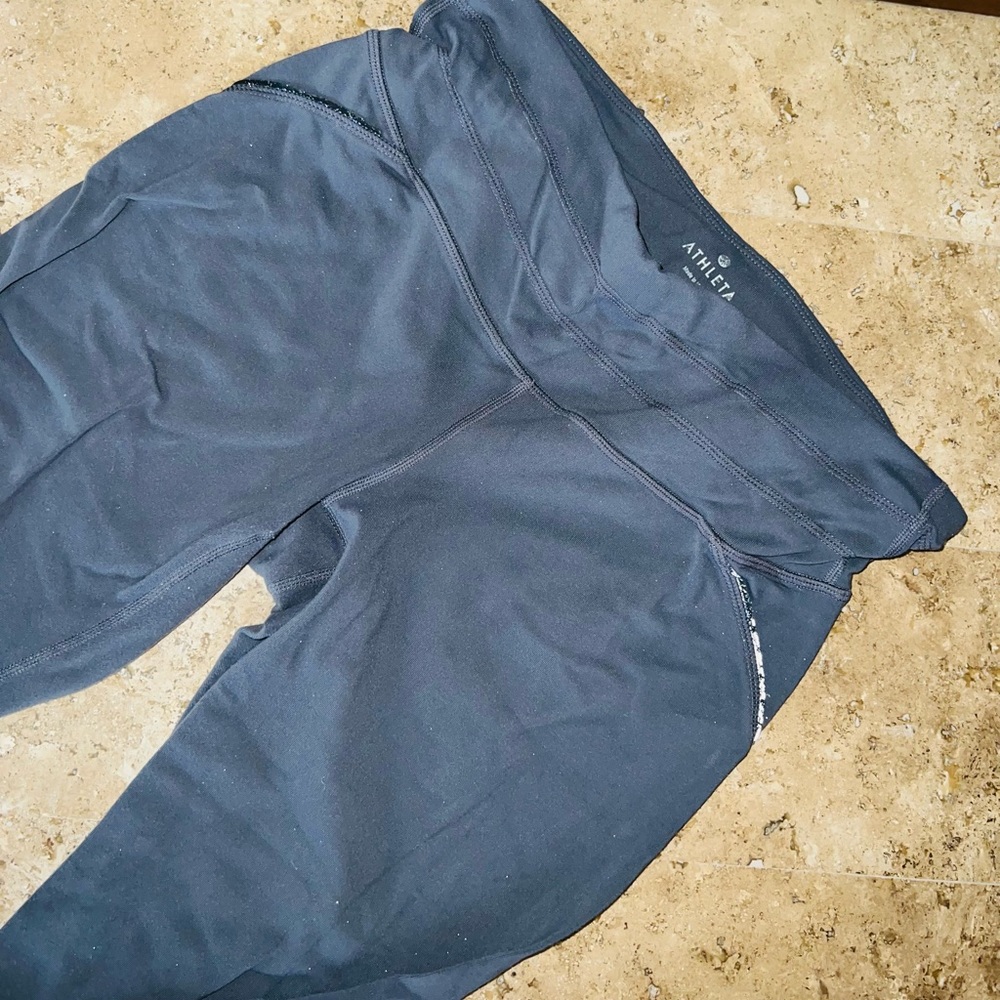 💥💥5/$25💥💥 Athleta Gray Scrunch Leggings with Reflective Accents- Size M - Picture 4 of 8